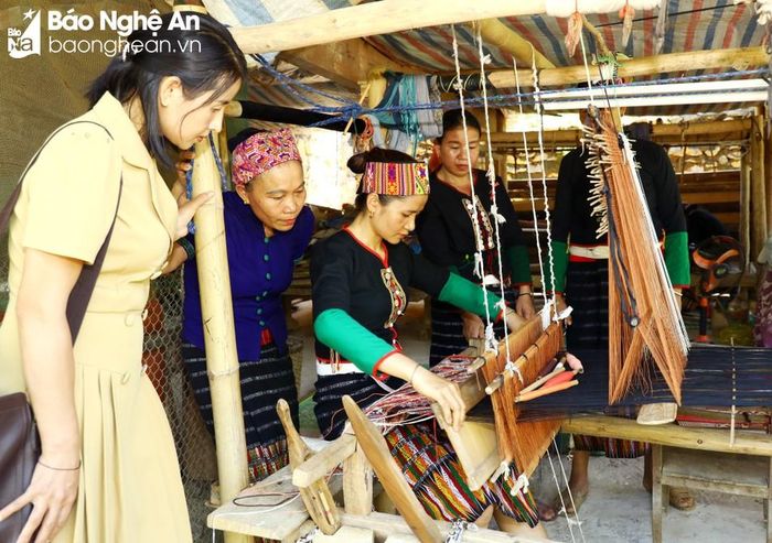 Duy trì nghề dệt thổ cẩm ở bản Na, xã Hữu Lập, huyện Kỳ Sơn. Ảnh: Nguyên Nguyên 