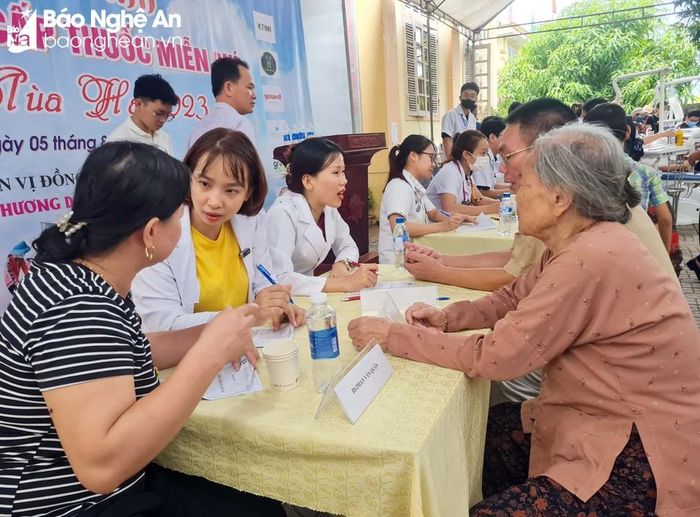  Tham gia thăm khám cho người dân, ngoài các y, bác sĩ đang công tác tại Trường Đại học Y Hà Nội còn có các bệnh viện lớn như: Bệnh viện Việt Đức, Bệnh viện E Trung ương, Bệnh viện K, Bệnh viện Bạch Mai… Ảnh: Thanh Quỳnh 