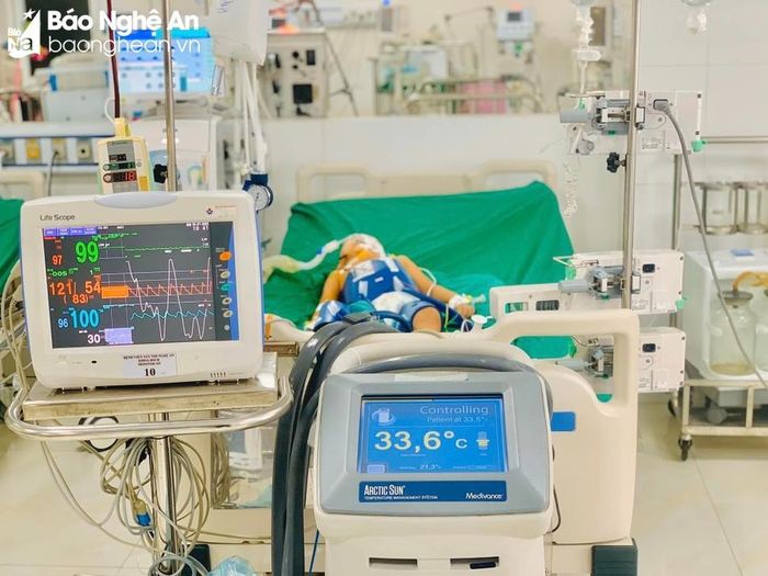  Bé N.C.Đ điều trị hạ thân nhiệt chỉ huy tại Khoa Hồi sức Tích cực - Chống độc, Bệnh viện Sản Nhi Nghệ An. Ảnh: Hoàng Yến 