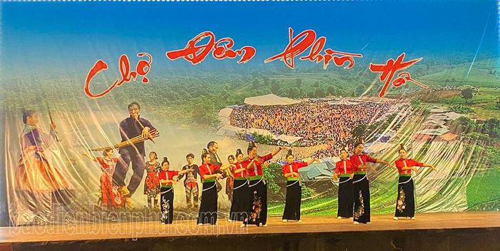 Tiết mục văn nghệ tại Chợ đêm Phìn Hồ. Ảnh: C.T.V