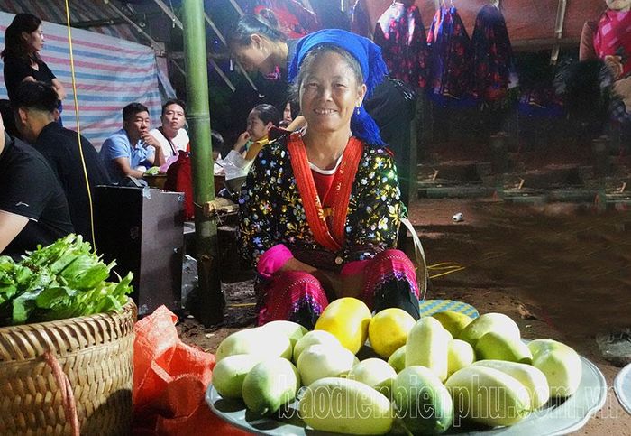 Hàng nông sản được người dân bày bán tại chợ đêm Phìn Hồ.