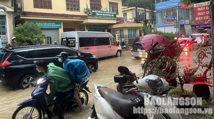 Mưa lớn gây ngập úng cục bộ ảnh hưởng đến việc lưu thông của các phương tiện qua thị trấn Na Sầm, huyện Văn Lãng vào chiều 5/8/2023