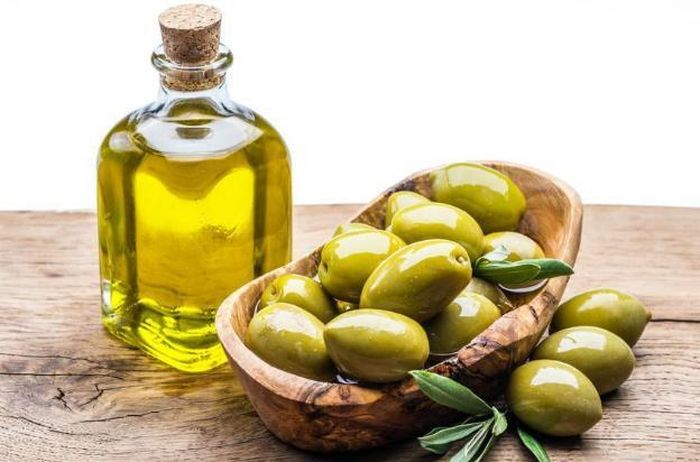 Dầu ô liu có thể được sử dụng riêng trên da hoặc là một phần của các sản phẩm chăm sóc da như sữa rửa mặt hoặc kem dưỡng da.