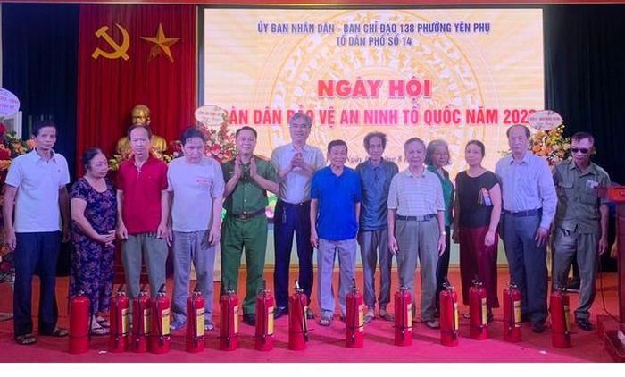 CAQ Tây Hồ trang bị bình chữa cháy cho hộ dân có hoàn cảnh khó khăn tại phường Yên Phụ