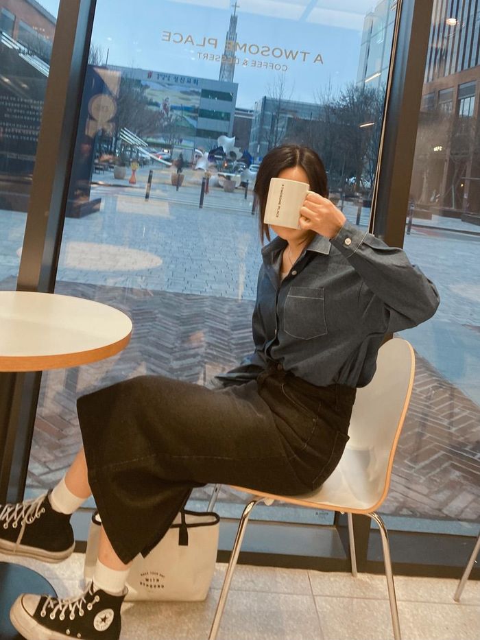 Đen, trắng là những tông màu có thể kết hợp ăn ý với sơ mi denim. Bạn nên giới hạn set đồ chỉ có 2 đến 3 tông màu để tránh rối mắt. Cô nàng này chọn mix sơ mi denim với chân váy dài tông đen tạo nên diện mạo vừa cá tính, hiện đại vừa gọn gàng, ưng mắt