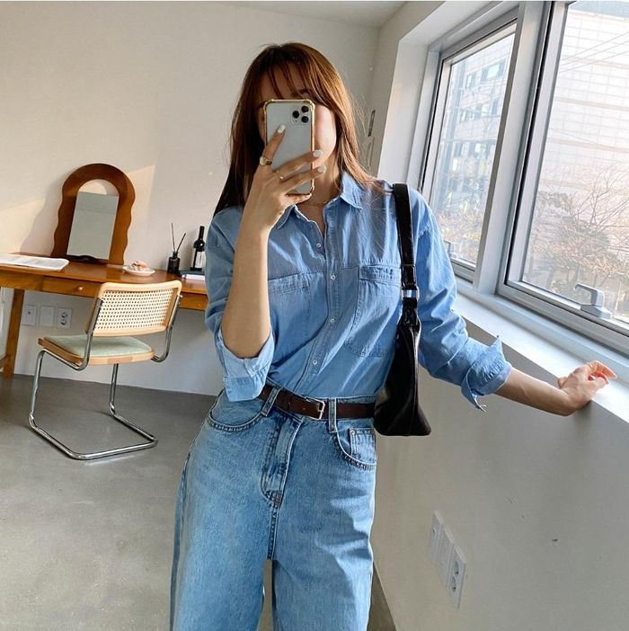 Chẳng cần lên đồ cầu kỳ, chỉ cần diện sơ mi denim với quần jeans đồng bộ là cô nàng này đã có set đồ ưng mắt và thời thượng khi đến sở làm. Cô không quên nhấn nhá thêm với 1 vài món phụ kiện như vòng cổ, nhẫn để tạo thêm điểm nhấn cho set đồ