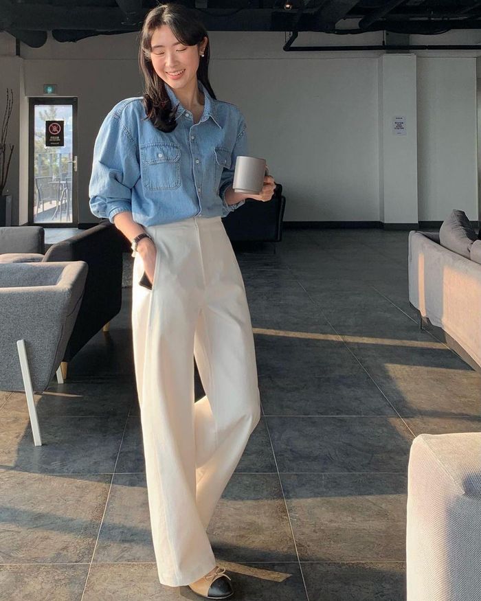 Sơ mi denim bụi bặm, cá tính có thể dễ dàng kết hợp với quần âu để mang đến vẻ trẻ trung cho người mặc. Cô nàng này diện sơ mi denim với quần âu trắng, không quên sơ vin để ghi điểm chỉn chu, thanh lịch