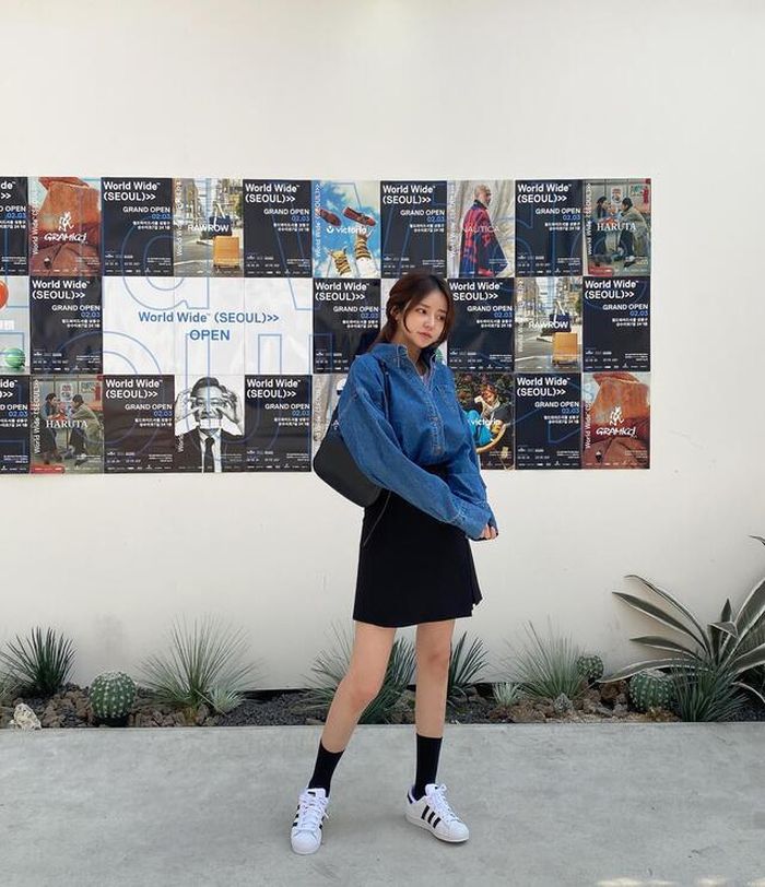 Thêm 1 công thức lên đồ đơn giản mà tôn dáng hiệu quả cho nàng công sở là diện sơ mi denim với chân váy chữ A như cô nàng này. Cô còn diện thêm tất cao cổ và giày thể thao để thêm phần trẻ trung khi đến sở làm