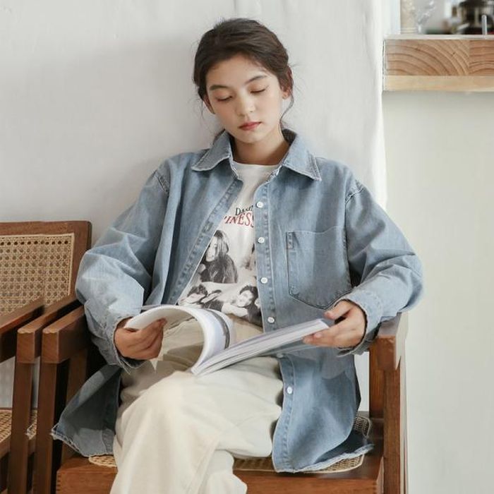 Nàng blogger này sử dụng sơ mi denim như 1 chiếc áo khoác bên ngoài áo thun và quần âu. Set đồ này có thể diện khi đi làm, đi chơi đều hợp cả. Với lối lên đồ này, bạn nên chọn dáng sơ mi denim oversized để có diện mạo trẻ trung, năng động