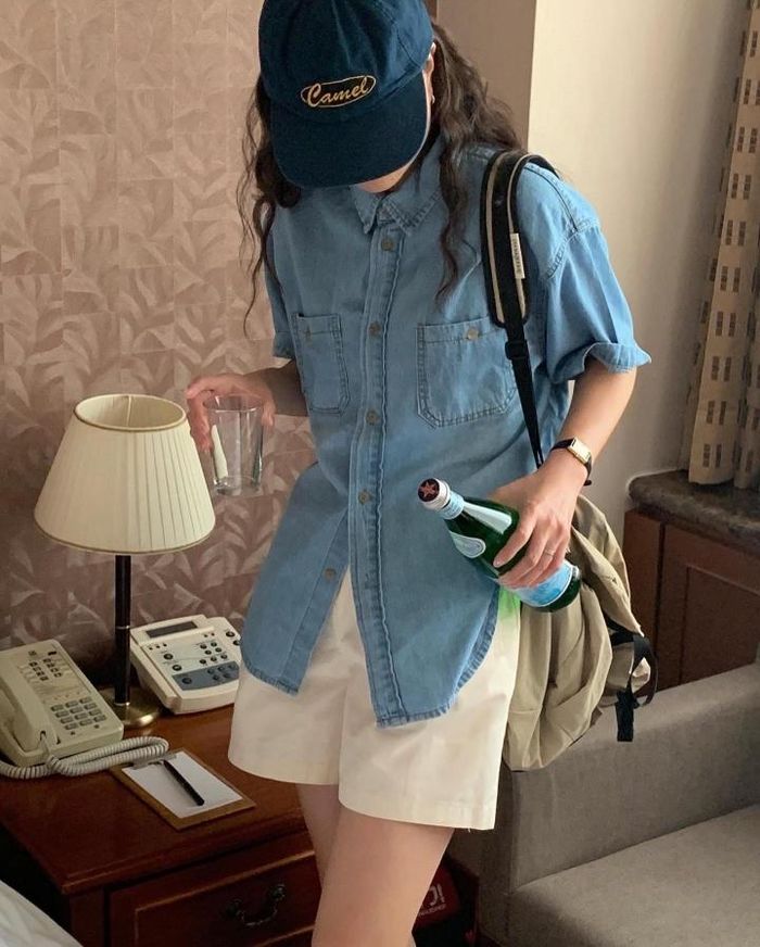 Nếu bạn để buông thõng áo sơ mi bên ngoài quần short sẽ mang đến vẻ cá tính, phá cách cho tổng thể