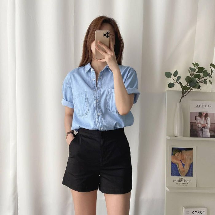 Trong những ngày hè oi ả, bạn có thể diện sơ mi denim tay ngắn mix cùng quần short. Nếu bạn sơ vin, set đồ sẽ có vẻ chỉn chu cũng như tôn dáng hiệu quả. Tuy nhiên khi đến sở làm, bạn lưu ý nên chọn dáng quần có độ rộng và dài vừa phải, tránh diện quần short quá ngắn