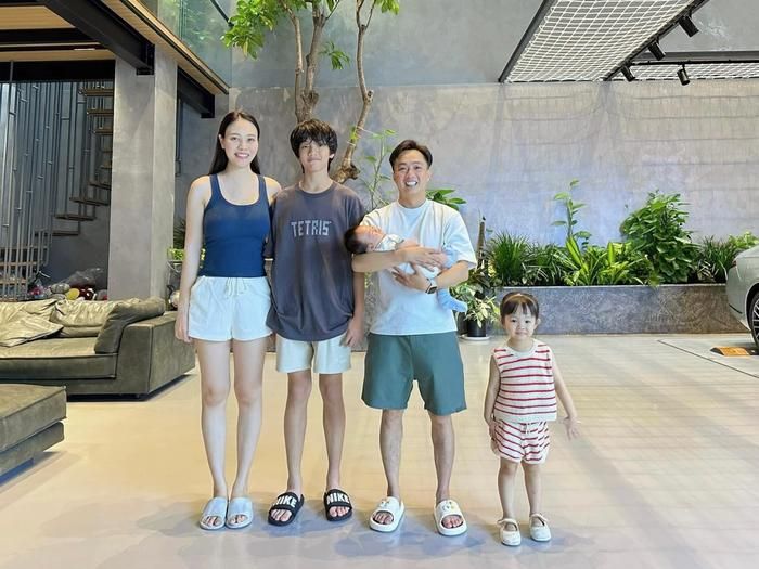 Dù bận rộn với công vệc kinh doanh nhưng nam doanh nhân luôn tranh thủ để dành thời gian bên cạnh vợ và chăm sóc các nhóc tỳ mỗi khi rảnh rỗi