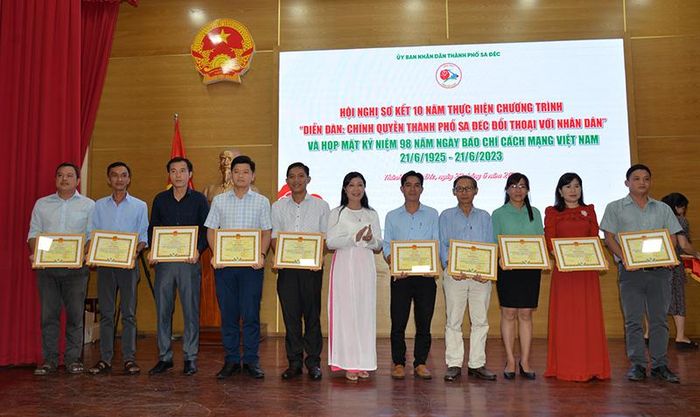 Phó Chủ tịch UBND TP Sa Đéc Võ Thị Bình tặng Giấy khen cho các cá nhân có thành tích xuất sắc trong thực hiện dĩen đàn 