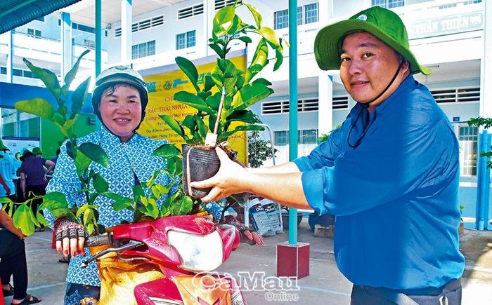 Nhà nông phấn khởi chở cây giống về nhà.