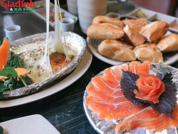 Bạn có thể làm lẩu cá hồi chua cay cùng với măng chua, kim chi, chanh dây,...