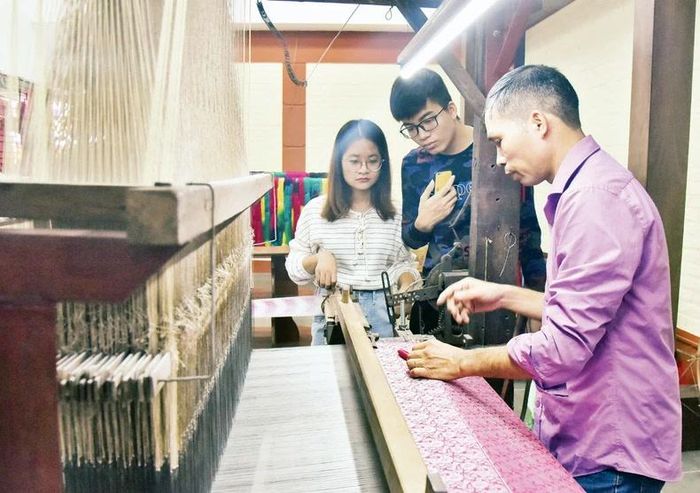 Giới thiệu cho du khách về quy trình dệt lụa truyền thống. 