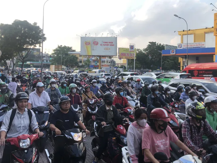 Vụ tai nạn gây ùn tắc giao thông nghiêm trọng trên đường Nguyễn Oanh vào giờ cao điểm.