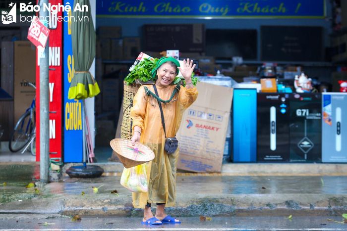  Khi về các bản làng ở miền núi Nghệ An, không khó để bắt gặp hình ảnh các chị hay các mẹ tóc đã nhuốm màu thời gian mang gùi trên vai đi khắp các nẻo đường. Ảnh: Đình Tuyên 