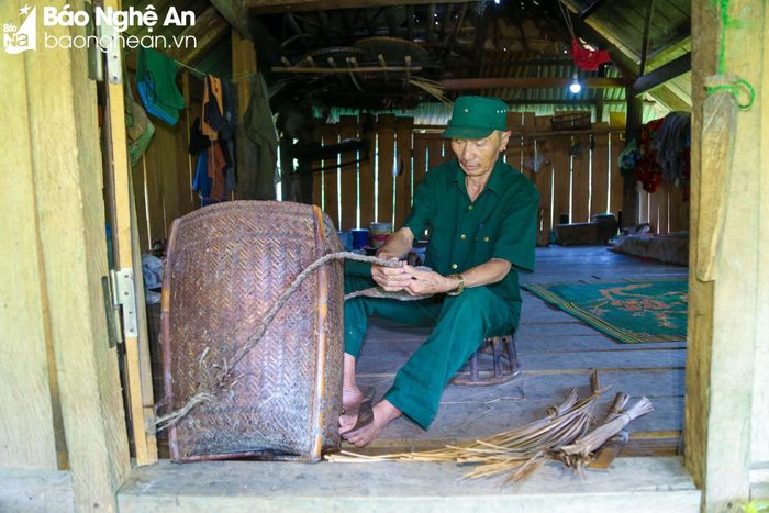  Ông Hà Văn Hoàn (70 tuổi), ở bản Long Thắng, xã Hạnh Dịch (Quế Phong) cho biết: Gùi là vật dụng quen thuộc trong đời sống hàng ngày của người dân nơi đây, nhưng không phải ai cũng biết đan một chiếc gùi đẹp. Việc học đan gùi đòi hỏi sự kiên trì, tỉ mỉ, cẩn thận, vì vậy, hiện nay, không có nhiều người đan gùi thành thạo, thường là người cao tuổi trong thôn, xã đan gùi theo đặt hàng của bà con và sử dụng trong lao động, sinh hoạt của gia đình. Ảnh: Đình Tuyên 