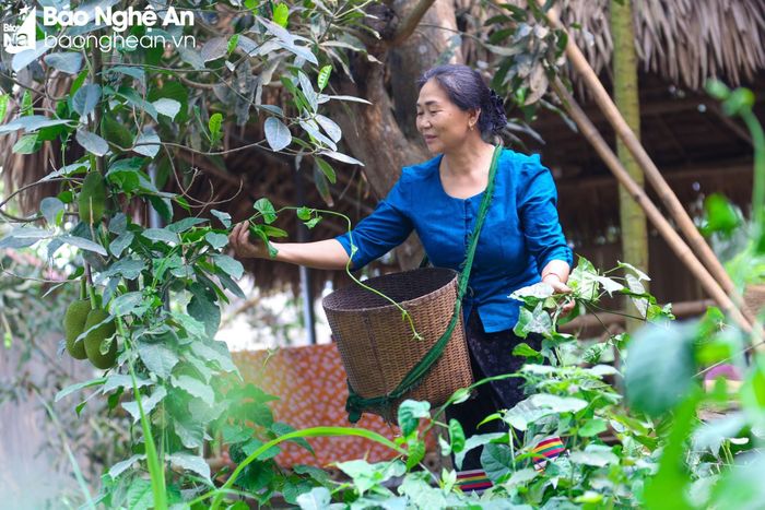  Bằng đôi bàn tay khéo léo của mình, người đàn ông đã làm ra nhiều chiếc gùi đẹp dành cho con gái, phụ nữ trong gia đình đeo lên nương, lên rẫy hoặc đi chợ. Ảnh: Đình Tuyên 