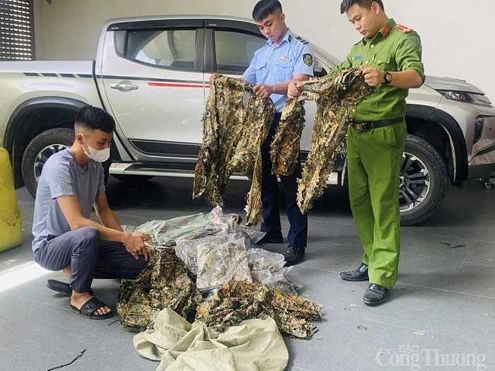  Hình ảnh lực lượng chức năng giám sát việc cắt bỏ, tiêu hủy hàng hóa vi phạm. 