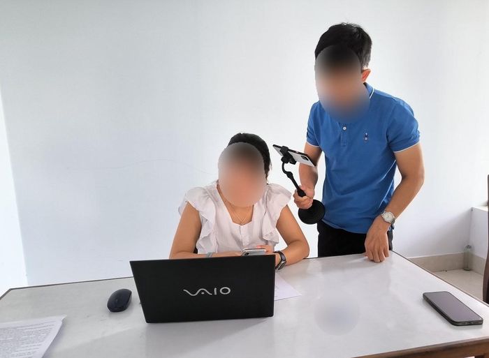 Nhiều người vẫn “sập bẫy” cho các đối tượng lừa đảo mạo danh ngân hàng. TRONG ẢNH: Công an thành phố làm việc với đối tượng làm giả hóa đơn chuyển tiền ngân hàng để chiếm đoạt tài sản. Ảnh: Công an thành phố cung cấp