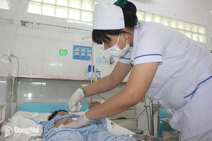 Chăm sóc, điều trị cho bệnh nhi tại Bệnh viện Nhi đồng Đồng Nai. Ảnh: H.DUNG