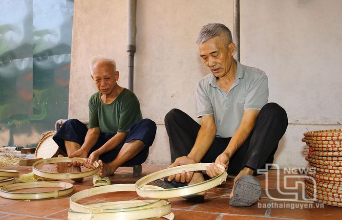 Từ năm 2016 trở về trước, các đơn hàng được đặt khá thường xuyên với số lượng lớn. Tuy nhiên, từ đó đến nay, các đơn hàng lớn gần như không có, người dân làng nghề tranh thủ lúc nông nhàn để đan các sản phẩm bán cho thương lái. Điều mà người dân làng nghề mong muốn nhất là được hỗ trợ kết nối, tìm kiếm khách hàng để sản phẩm của làng có đầu ra đều đặn.
