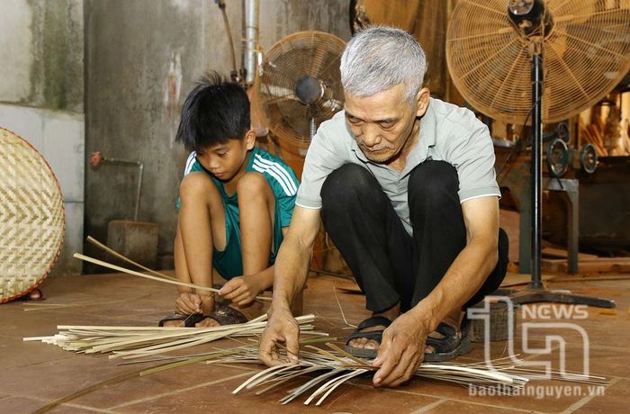 Là người có uy tín và tay nghề cao, ông Tạ Văn Vĩnh vẫn miệt mài truyền nghề cho con, cháu trong làng.
