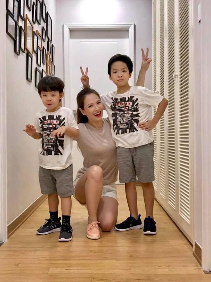 Trong căn hộ, ảnh gia đình được treo khắp nơi.