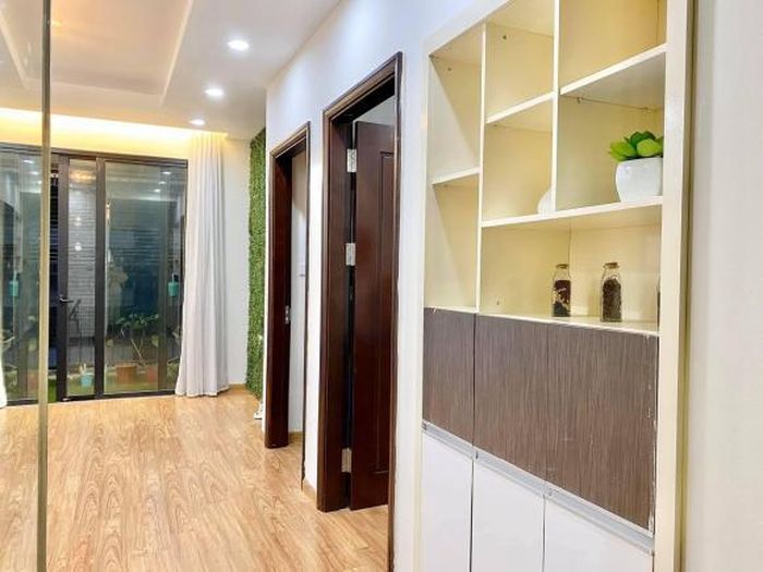 Có ban công thoáng đãng và hai phòng ngủ liền kề