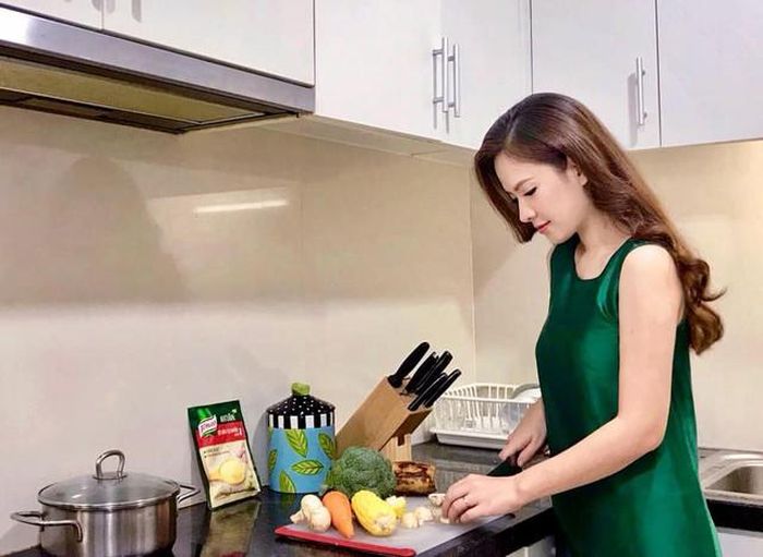 Bếp mới là nơi Đan Lê thỏa mãn niềm vui nấu nướng, chăm sóc gia đình.