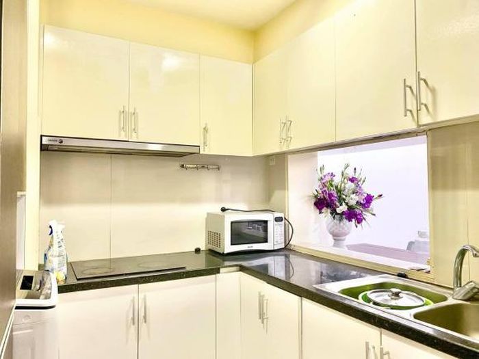 Với diện tích nhỏ, căn hộ vẫn được thiết kế có bếp nhìn ra cửa sổ