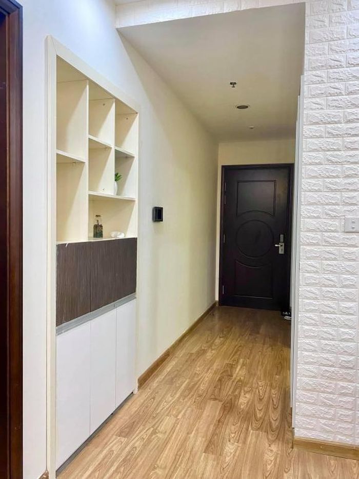 Lối đi được thiết kế thêm các kệ tủ để tận dụng để đồ