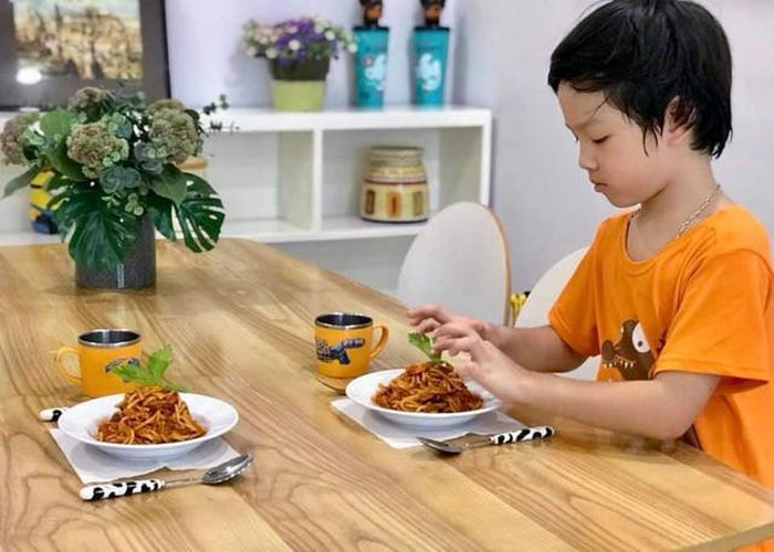 Nơi đây không chỉ Đan Lê mới trổ tài nội trợ mà cả con trai cô cũng thể hiện khả năng làm bếp của mình.