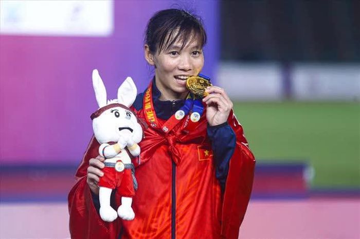 Thùy Trang cùng tấm HCV SEA Games cùng ĐT nữ Việt Nam.
