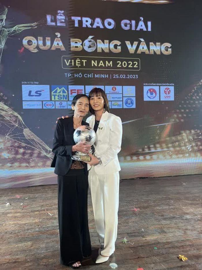 Thùy Trang bên mẹ khi giành danh hiệu Quả bóng Bạc 2022.