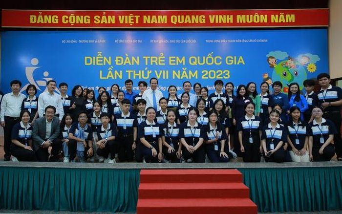 Phó Thủ tướng Trần Hồng Hà, lãnh đạo các bộ, ngành, cơ quan Trung ương và các đại biểu của Diễn đàn Trẻ em quốc gia lần thứ 7 - Ảnh: VGP/Minh Khôi