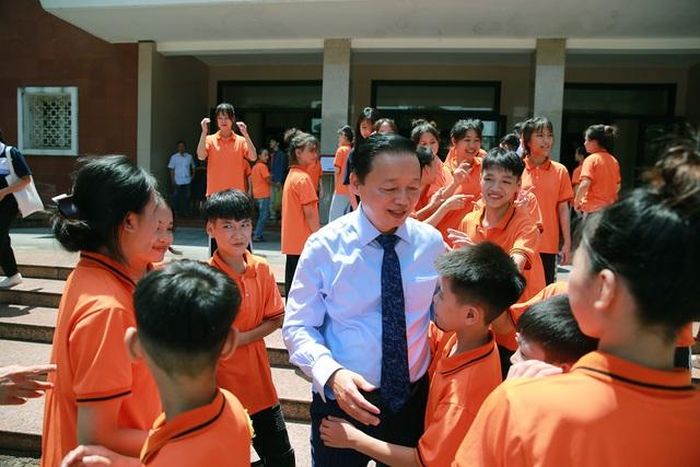 Phó Thủ tướng Trần Hồng Hà và các bạn nhỏ đang được chăm sóc tại Trung tâm Phục hồi chức năng người khuyết tật Thụy An - Ảnh: VGP/Minh Khôi