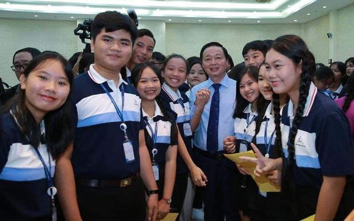 Phó Thủ tướng Trần Hồng Hà mong muốn các bạn nhỏ dự Diễn đàn Trẻ em quốc gia lần thứ 7 sẽ là hạt nhân lan tỏa tình yêu thương, nhân ái, yêu lao động, ham học hỏi, luôn ghi nhớ và làm thật tốt "Năm điều Bác Hồ dạy", xứng đáng là con ngoan, trò giỏi - Ảnh: VGP/Minh Khôi