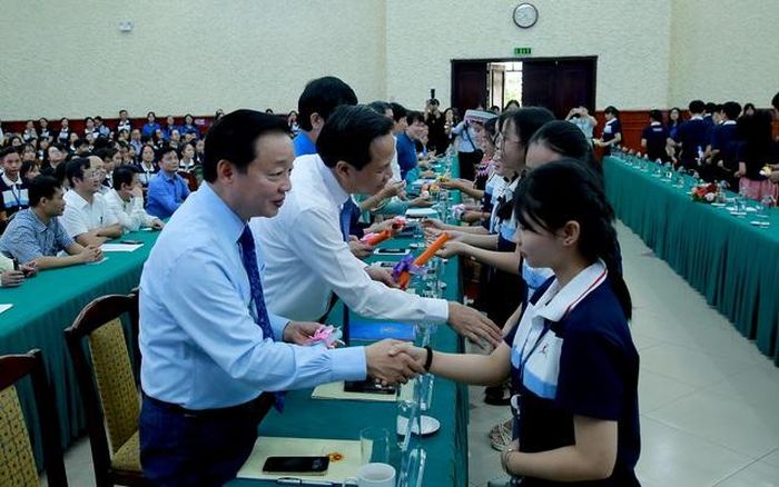 Phó Thủ tướng Trần Hồng Hà nhận thông điệp của Diễn đàn Trẻ em quốc gia lần thứ 7 - Ảnh: VGP/Minh Khôi