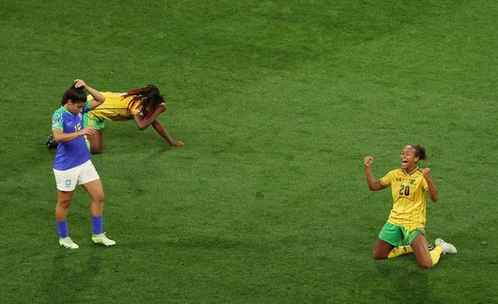 Các cô gái Jamaica vỡ òa sau khi cầm hòa Brazil và giành quyền vào vòng 1/8 để làm nên lịch sử