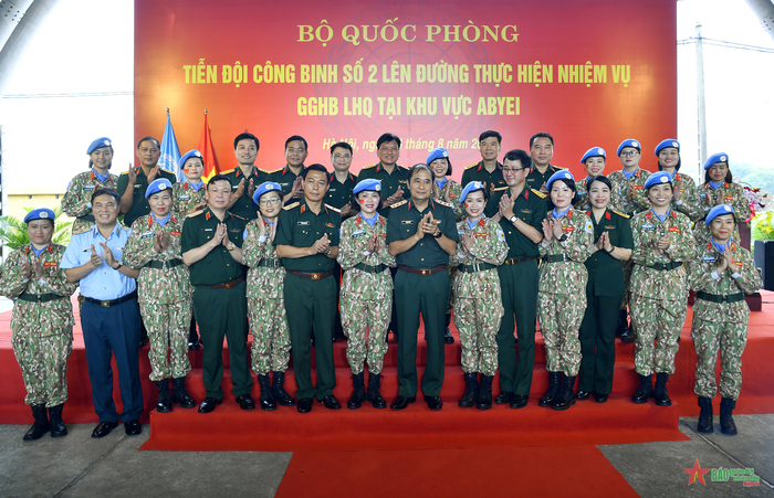  Các đại biểu chụp ảnh chung với các nữ quân nhân Đội Công binh số 2. Ảnh: Tuấn Huy