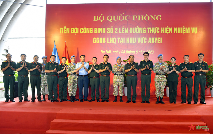  Các đại biểu chụp ảnh chung với Ban chỉ huy Đội Công binh số 2. Ảnh: Tuấn Huy