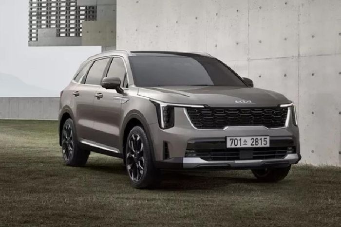 So với phiên bản cũ, Kia Sorento 2024 có những thay đổi rõ ràng nhất ở phần đầu xe. Đầu tiên là cụm đèn pha mới, đặt dọc kết hợp cùng đèn chạy ban ngày cũng được thiết kế lại, tạo thành hình chữ T lạ mắt. Lưới tản nhiệt "mũi hổ" cũng được tinh chỉnh, lớn hơn và liền mạch với đèn trước.