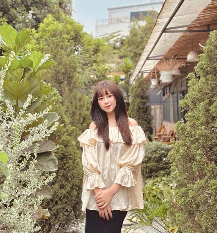 Qua loạt hình ảnh mới có thể thấy Võ Nhật Linh như trẻ ra chục tuổi, có lẽ do cô nàng để tóc mái bằng nên gương mặt càng trẻ trung hơn.
