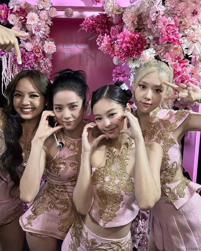 Chị cả BlackPink đăng ảnh cả nhóm tại hậu trường concert Born Pink tại Việt Nam. 