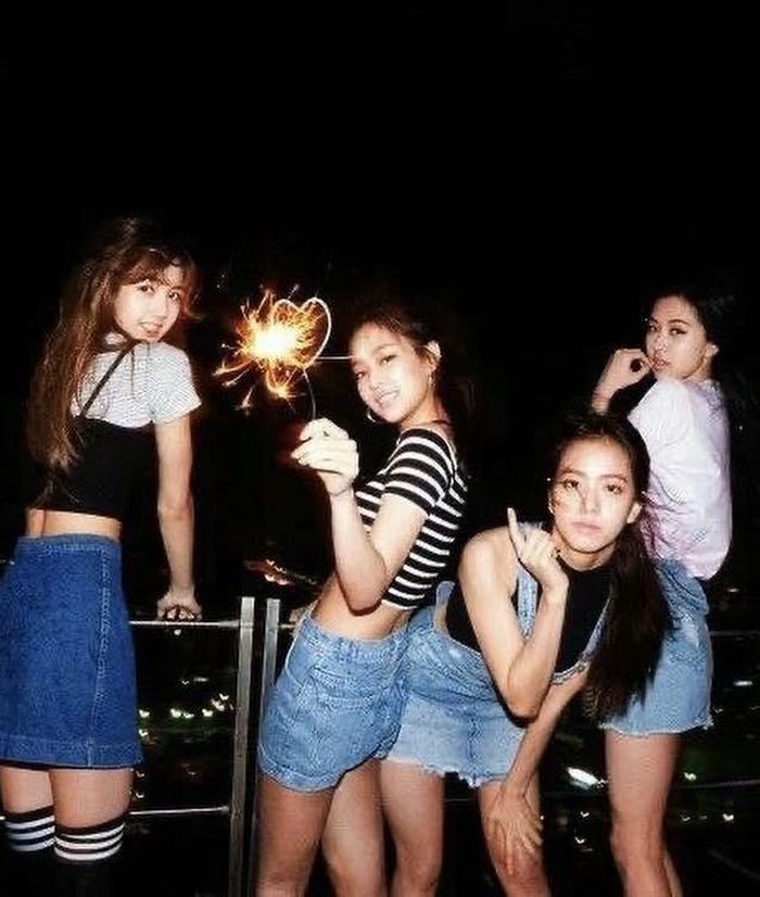 Loạt ảnh bốn thành viên chung khung hình cùng những tấm hình ngày đầu ra mắt được Jennie chia sẻ lên Instagram cá nhân, chúc mừng kỷ niệm 7 năm ra mắt.