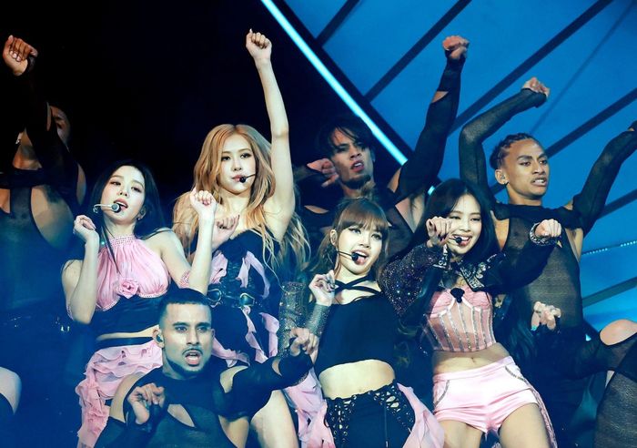 Chia sẻ trên Naver ngày 8/8, BlackPink cho hay nhóm biết ơn sự ủng hộ của người hâm mộ và đã chuẩn bị nhiều nội dung để fan thưởng thức. Đánh dấu 7 năm ra mắt, nhóm tổ chức sự kiện online và offline hôm nay. Phía công ty chủ quản tiết lộ 76 màn hình tại Ga giao lộ Chicago ở New Jersey sẽ được trang trí bằng màu sắc đen, hồng đặc trưng của nhóm. Đặc biệt, video hành trình 7 năm của BlackPink cũng được trình chiếu tại các thành phố lớn ở Mỹ như New York, Los Angeles, San Francisco.