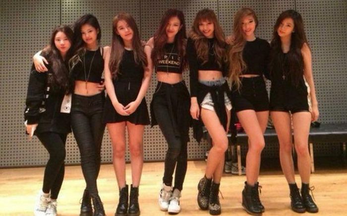 Đội hình ban đầu của BlackPink có tới 9 người sinh năm 1993-1998, trải qua nhiều năm luyện tập cùng nhau dưới trướng YG. Họ được kỳ vọng là "phiên bản nâng cấp hơn, cá tính và đậm chất girl crush như 2NE1". Sau các bài thi tuyển, dự án “Pink Punk” chỉ còn lại 4 thành viên là Jisoo, Jennie, Rose và Lisa. Họ chính thức ra mắt với tên gọi BlackPink. Bảy năm qua, nhóm đã có vị trí vững chắc trong giới showbiz Hàn Quốc.